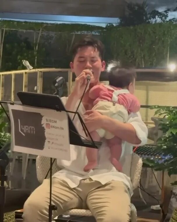 5 盛勁為抱住兒子高歌。.jpg