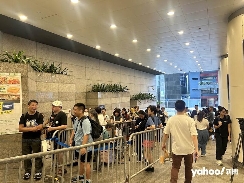 1 上午九時，灣仔會展中心地下停車場已有近百人排隊等候入場，不少人凌晨已經到場排隊。.jpg