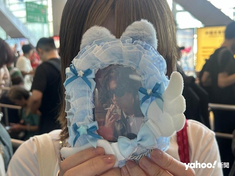 2 來自日本的 Aya 亦攜「信一」小卡，到場排隊搶購《信一傳》。.jpg