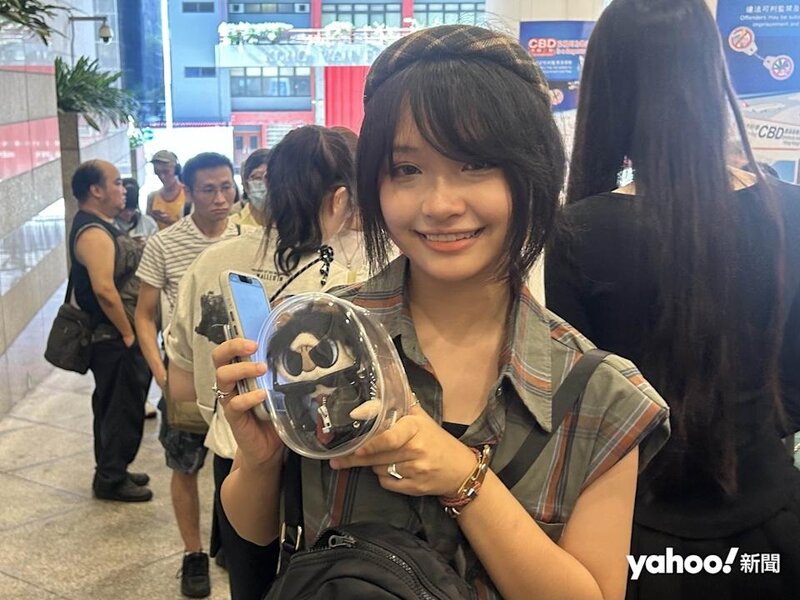 3 16 歲的崔小姐帶同「信一」的周邊公仔凌晨到場排隊。.jpg