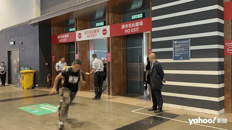 5 書展早上十時開幕，排頭位的杜先生飛奔入場。.jpg