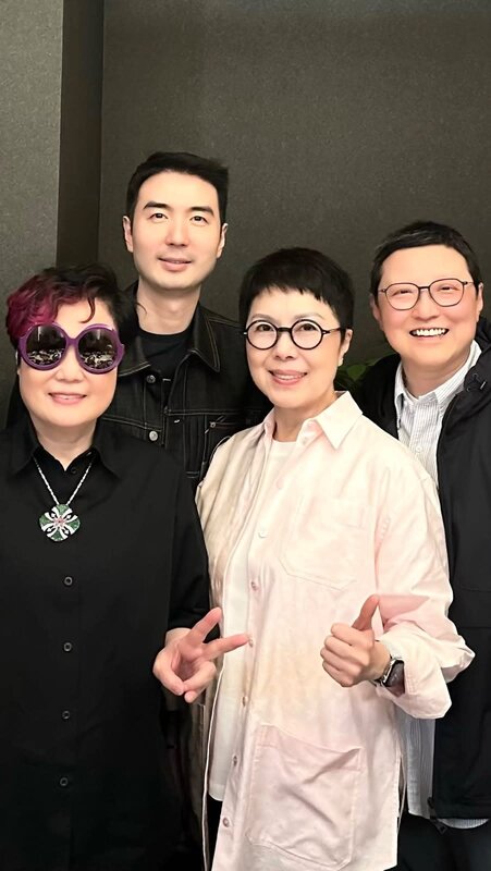 2 關菊英（右二）近年不時傳出身體抱恙的消息，幸她近年經常出席好友聚會，最新狀態絕佳。.jpg