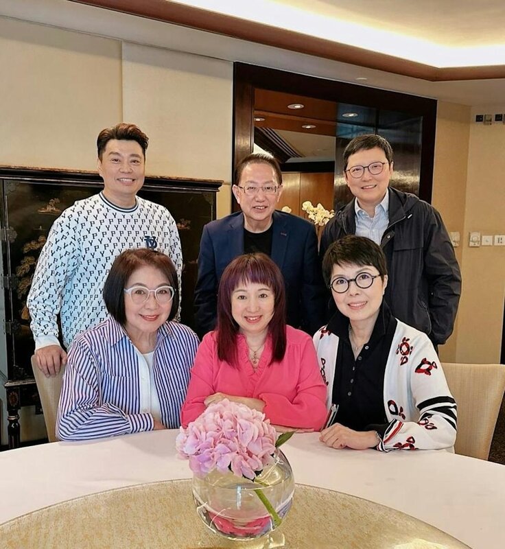 4 菊姐近年經常與密友周偉利一同出席好友聚會，圖為去年5月《溏心風暴》團隊的聚會。.jpg