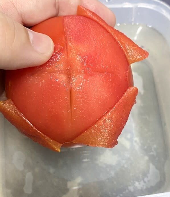 1. 番茄底部淺割十字，放入滾水中燙1分鐘，去皮，切大粒。.jpg