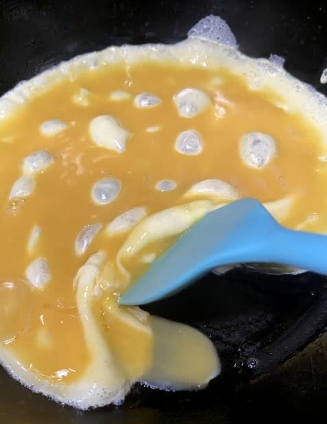 2. 蛋加水30毫升打勻，加少許鹽。燒熱鑊，加油，開中細火，加入蛋液，待開始凝固時便.jpg