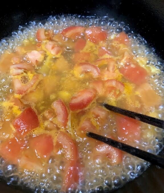 3. 原鑊再加適量油，加入番茄和薑片同炒，加水，中火滾5分鐘，加入豬肉碎，再加醬汁，.jpg