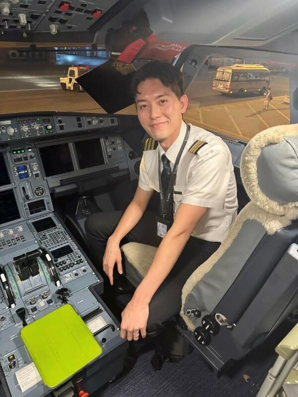 3 麥明詩闖入駕駛艙影盛勁為，被指恐影響飛行。.jpg