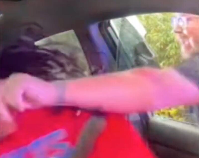 2 警員揮拳襲擊麥克尼爾。.jpg