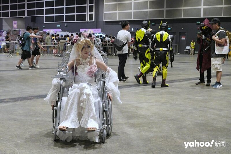 8 有人扮演《第5人格》的夜魔，特意以輪椅配合造型.jpg