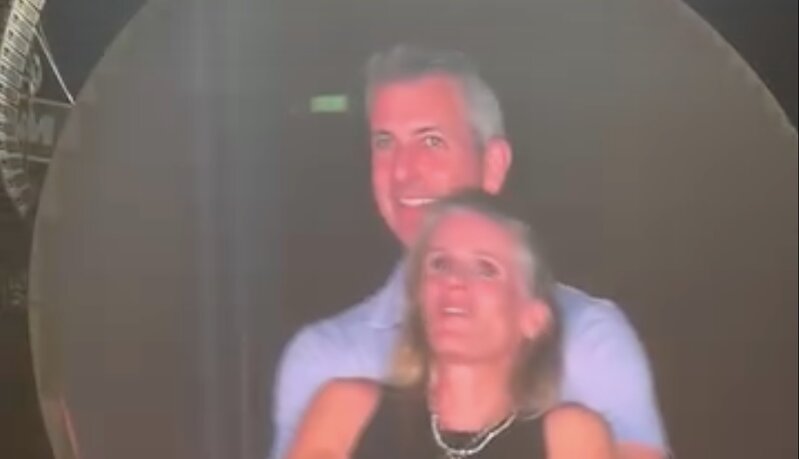 1 IT公司Astronomer CEO Andy Byron，早前喺Coldplay演唱會被觀眾互動鏡頭「斷正」偷食.jpg