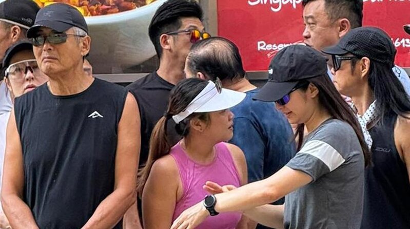 2 戴黑色鴨舌帽、身穿黑衣的蔡一智，以及鄭則士（Kent哥）亦在場，Kent哥當時剛好則身站着。.jpg