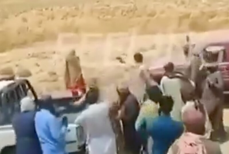 1 弟弟手持手槍，在沙漠中指向自己的姐姐，連開三槍將她射死。.jpg