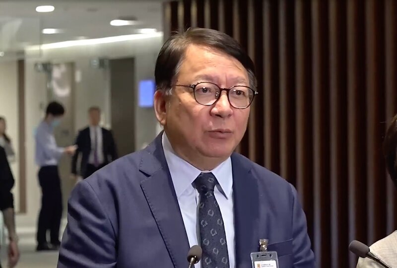 黑雨兩小時｜無「超前部署」捱轟 陳國基：昨日暴雨發展快難預估 政府有人 24 小時睇住.jpg