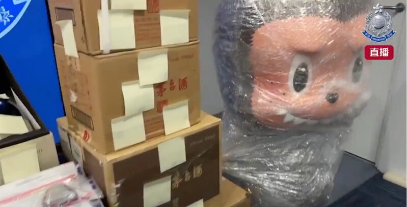 2 證物包括名酒和玩具 Labubu。（警方直播截圖）.jpg