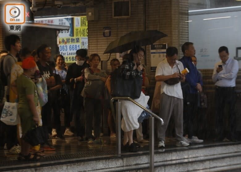 被鬧爆後不再超前部署 打工仔冒雨上班 湧天文台洗版訴不滿.jpg