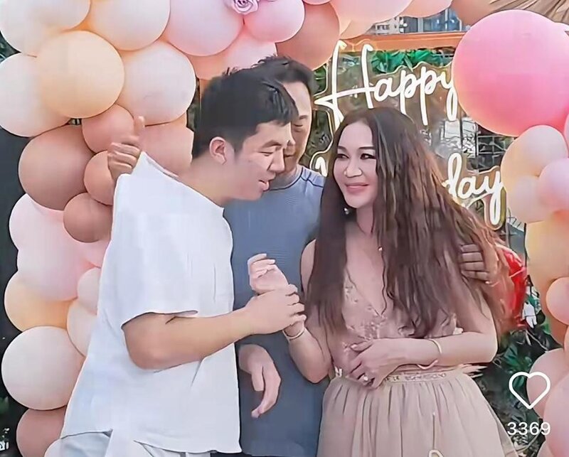 1 溫碧霞養子Xavier想錫媽咪一啖，但係身後嘅何祖光突然扯住Xavier衫領.jpg