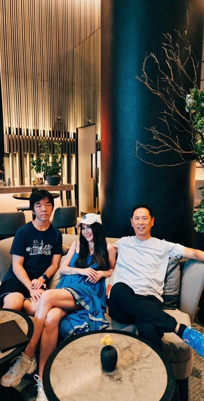 5 溫碧霞不時同老公及養子外遊.jpg