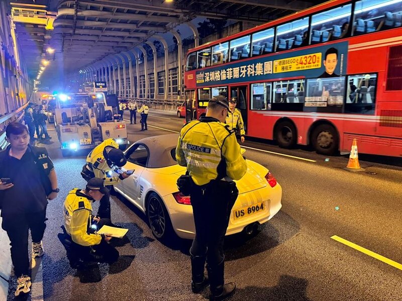 2   2024 年 6 月 4 日，US8964 保時捷駛至東區走廊時遭警員截查。（圖片來源：地板友.jpg
