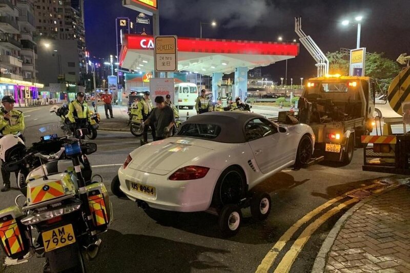 1   2023 年 6 月 4 日，掛上 US8964 車牌的保時捷跑車被警方懷疑非法改裝，要拖走檢.jpg