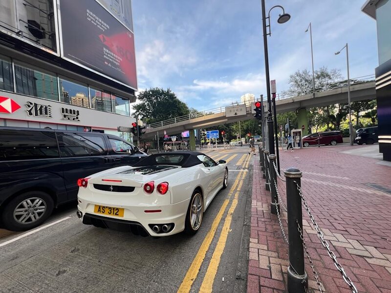 5 Anthony 早已將原本掛上 US8964 的保時捷運至英國。受訪當日他重遊銅鑼灣，同樣是白.jpg