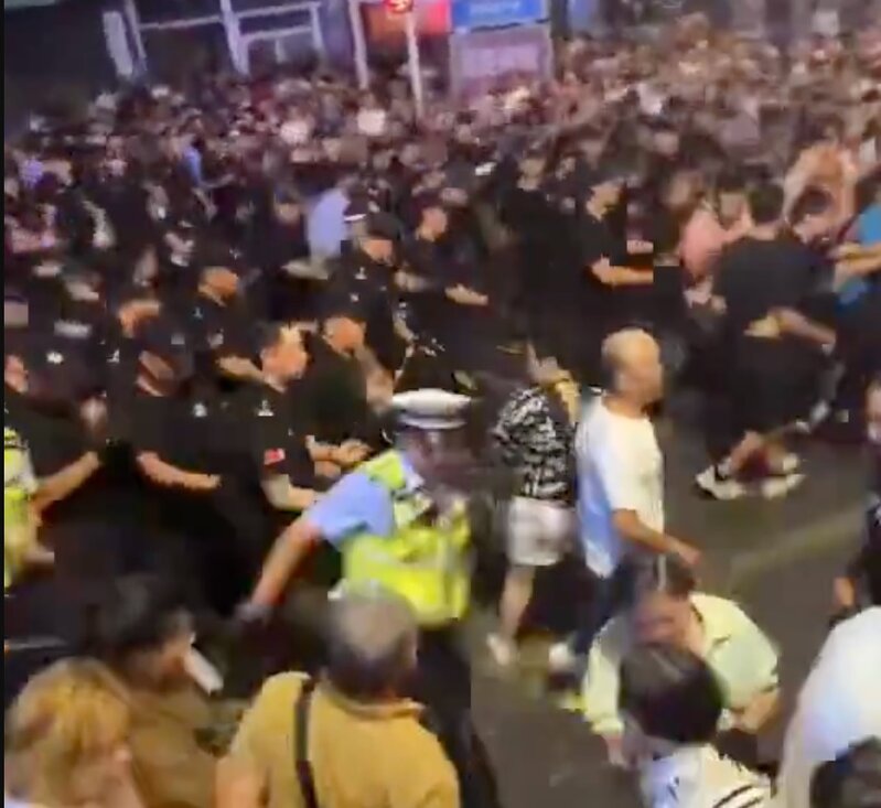 四川江油市14歲女遭欺凌引發千人抗議 特警拳打鎮壓清場 「連豬車」抓捕示威者.jpg