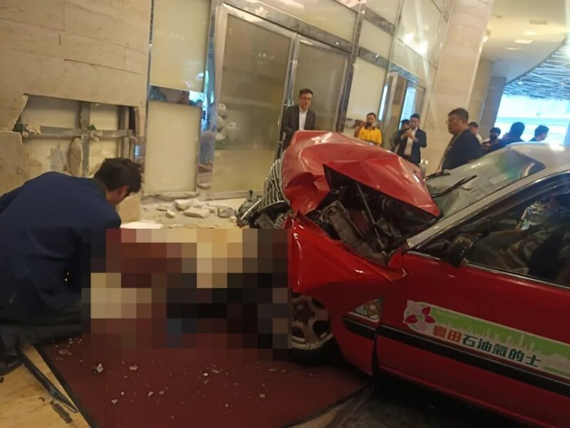 1 的士車頭嚴重變形，撞毀酒店大堂牆身，牆上多塊瓷磚鬆脫掉落。.jpg