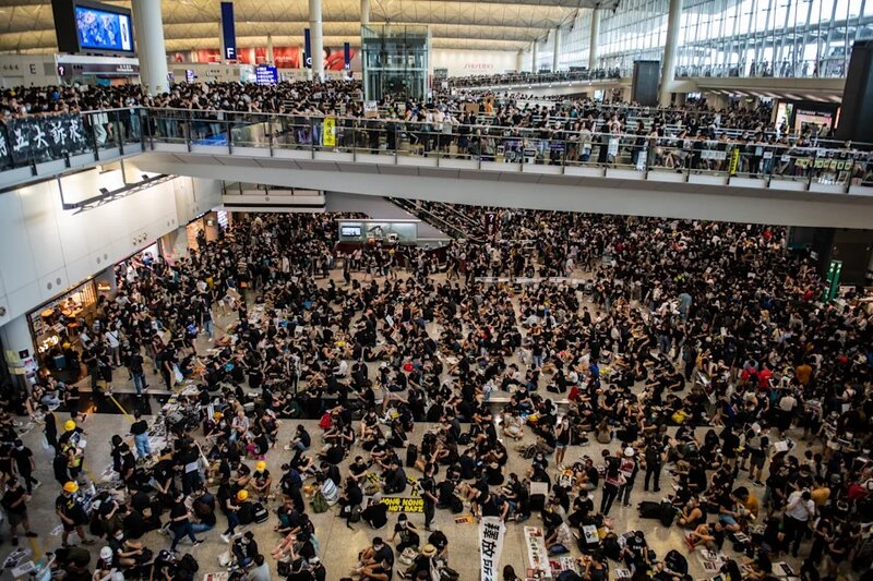 2 賀恩德指 2019 年 8 月「佔領機場」行動，以及解放軍在深圳集結都令英方思考在香港撤離。.jpg