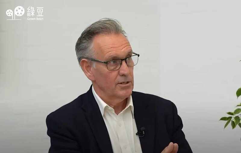 1 賀恩德現時已經卸下外交官身份，現為北愛爾蘭貝爾法斯特女王大學榮譽教授。.jpg