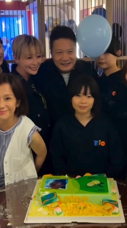 7 錢嘉樂與太太、兩名女兒及一眾好友慶祝生日，場面熱鬧又開心。（Threads@Annie Man .jpg