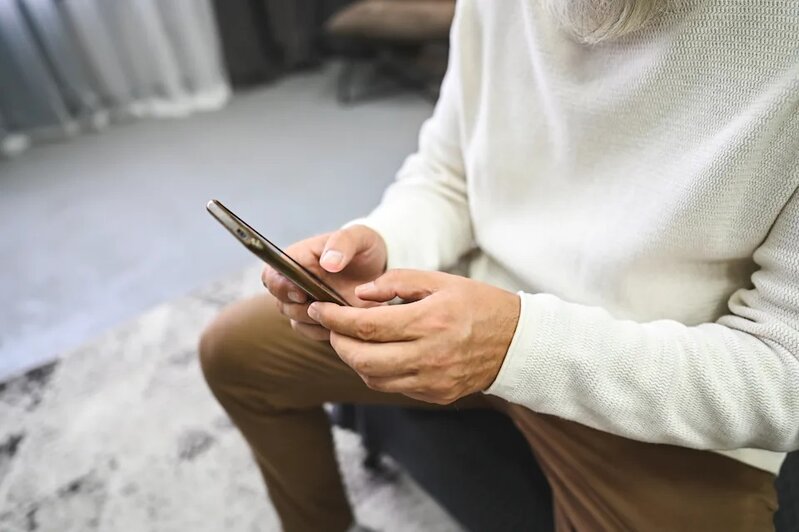 電話騙案｜假冒客服來電 57歲男欲取消大灣區數據 Plan 分享電話螢幕頓失 550 萬.jpg