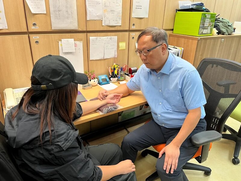 3 阿婷經中醫調理後，月經恢復正常，至今已戒毒一年。旁為中醫師劉浩泉。.jpg