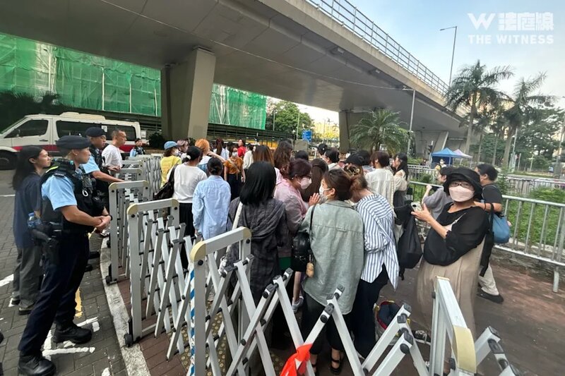 3 大批支持者在法院外等候上村謙信離開。（《法庭線》記者攝）.jpg