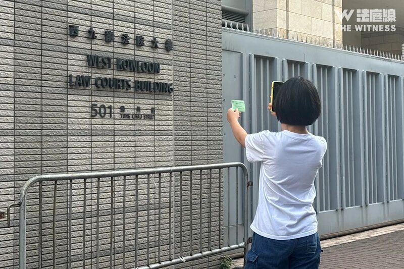 4 不少旁聽人士散庭後手持籌號在法院外拍照。（《法庭線》記者攝）.jpg