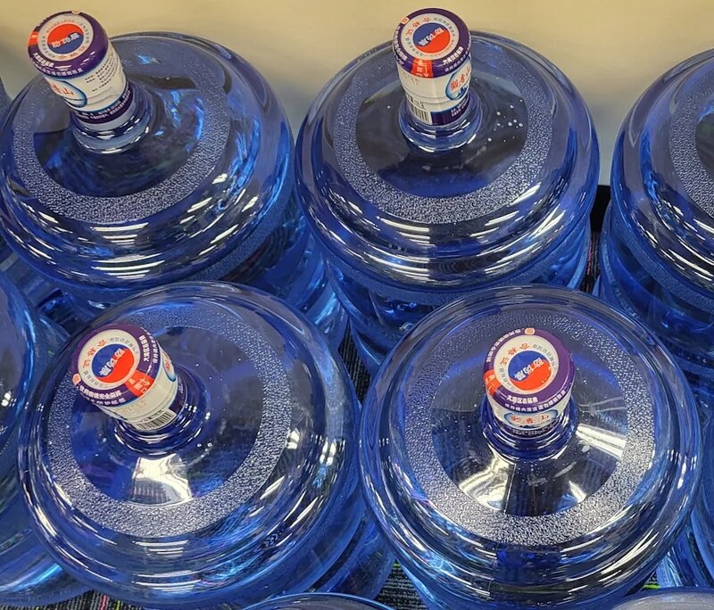 公務員飲內地樽裝水突現變數 政府暫停「鑫鼎鑫」合約 交警方調查.jpg