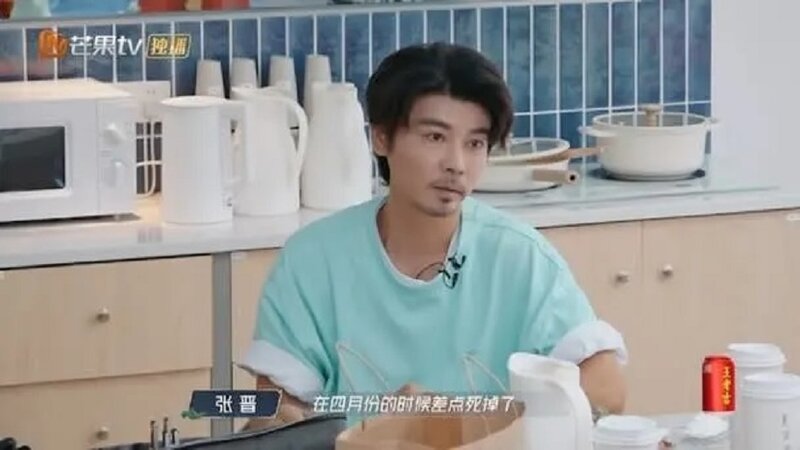 2 張晉早前透露4月中與太太蔡少芬和3名仔女一同到外國旅行突然心臟病發.jpg