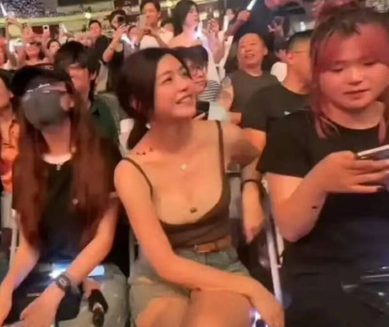 陳妍希離婚後穿低胸小背心看演唱會.jpg
