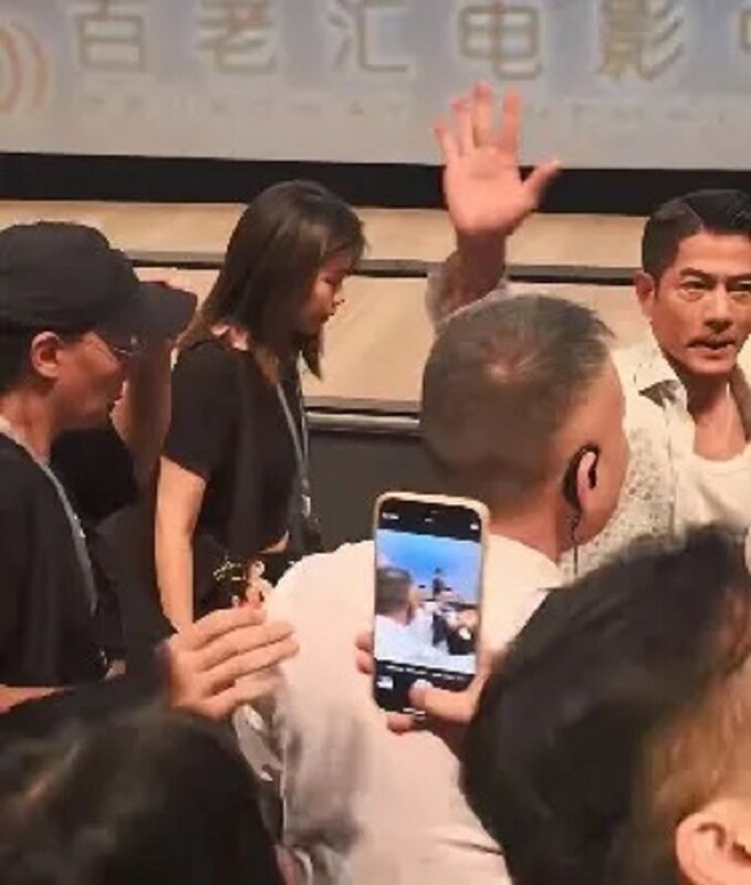 4 郭富城在保安護送下離開，臨行前還不忘跟粉絲揮手說再見。（小紅書影片截圖）.jpg