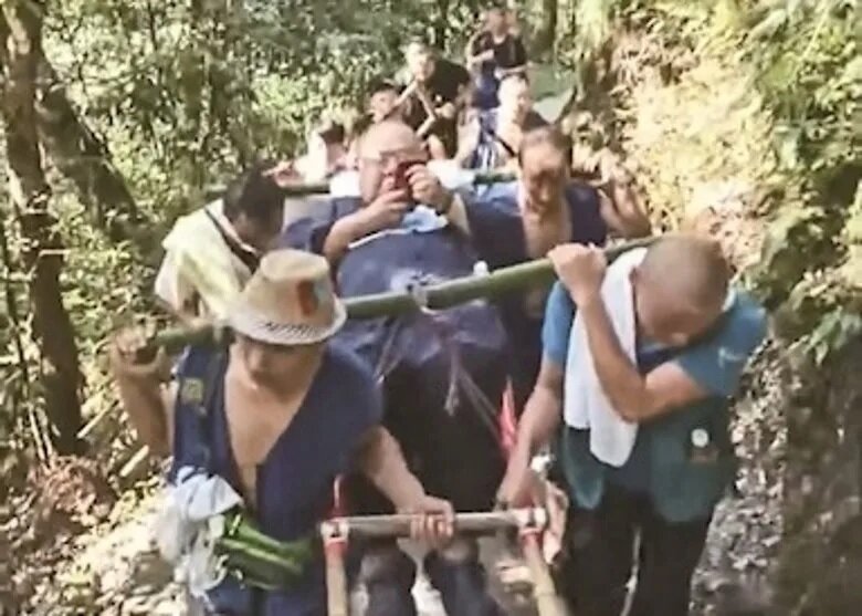 逾百公斤男遊客 重金僱9人抬轎登峨嵋山.jpg