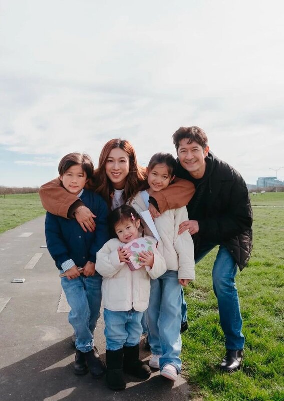 鍾嘉欣一家五口.jpg