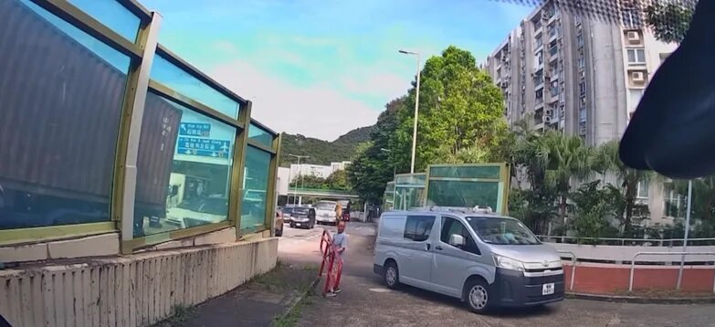 男子拆走欄杆讓車輛駛過。(FB 車cam L（香港群組）).jpg