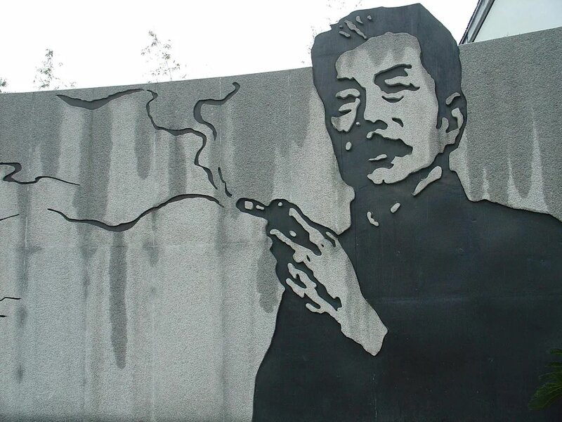 1 魯迅紀念館一幅魯迅手夾香煙的牆畫，近日遭遊客投訴。（網上相片）.jpg