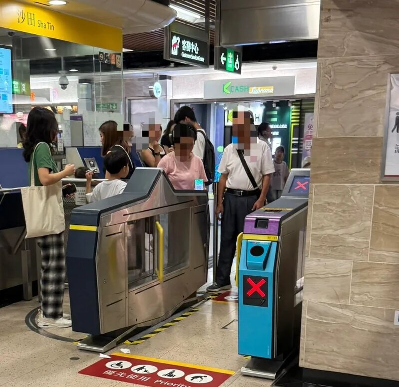 有網民指沙田站客務中心旁邊一個較闊的閘機，一名中年婦人用一個微信（WeChat）乘車碼.jpg