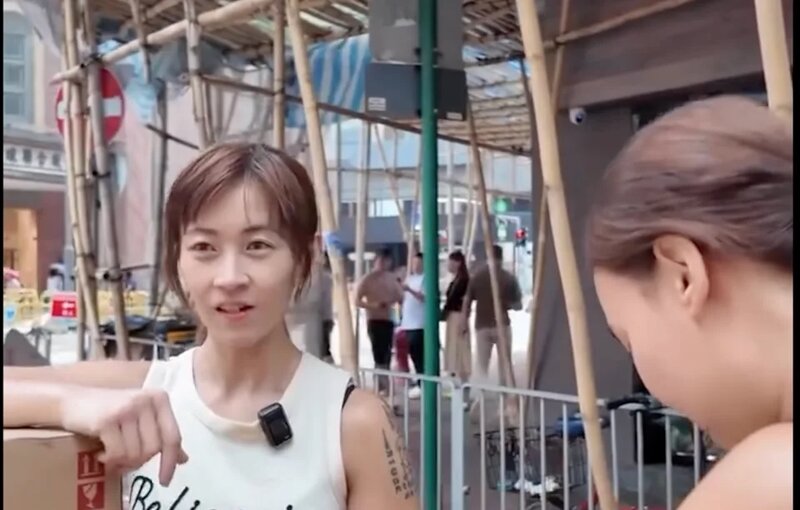 3 小朱似乎想完成訪問繼續搬貨，匆匆同記者交換聯絡方式。.jpg