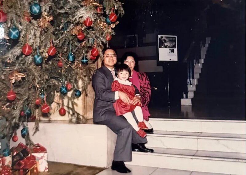 2 鄭融發文透露爸爸離世 貼童年合照悼念「心撕裂了」.jpg
