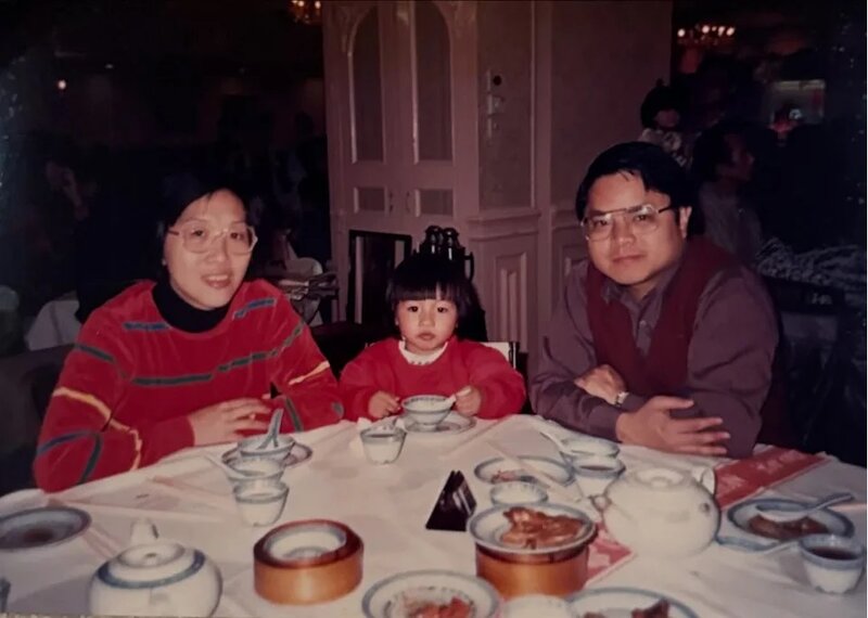 4  鄭融發文透露爸爸離世 貼童年合照悼念「心撕裂了」.jpg