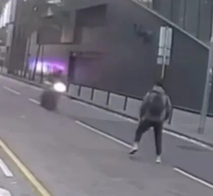 1 網上車CAM片段顯示，電單車在宏照道高速行駛，後方有交通警從後追截，到中央郵件中.jpg