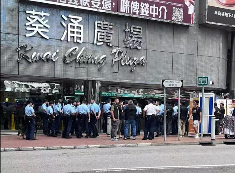 1 網上流傳相片顯示，葵涌廣場今日（28日）出現大量警察。（網傳相片）.jpg