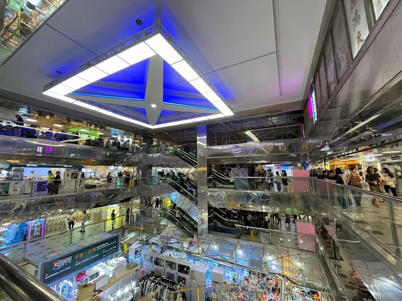 2 有商戶認為，事件不會影響客人來商場買書的意欲。.jpg