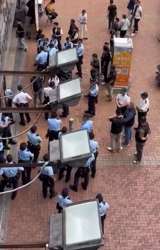 3 有商户透露警方分別於早上 11 時和下午 2 時左右出現，每次有數十位警員出動。（網.jpg