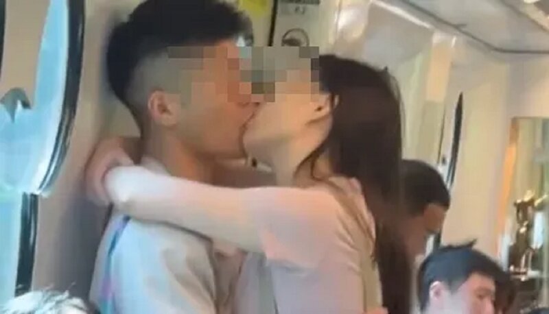 港鐵男女忘形激吻，網民揶揄「地鐵車廂內嚴禁飲食」(Threads影片截圖).jpg